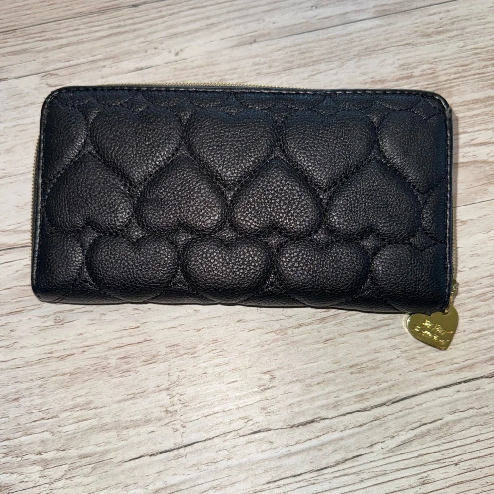 Betsey Johnson Zip Around Wallet Black  Quilted Hearts White Gold Metal Bow